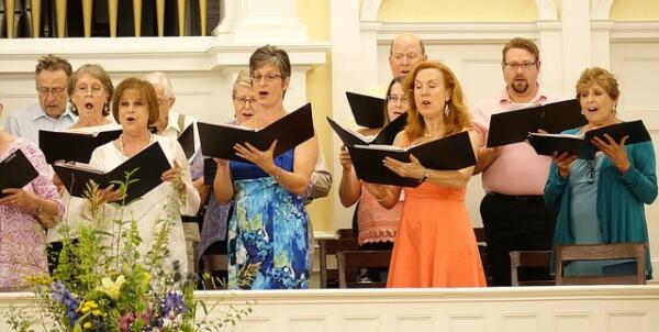 Moramus Chorale leads Anthem Sing