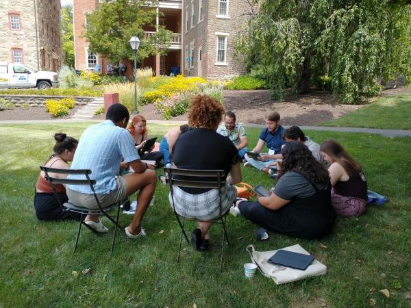 Rollins-lunch-on-lawn